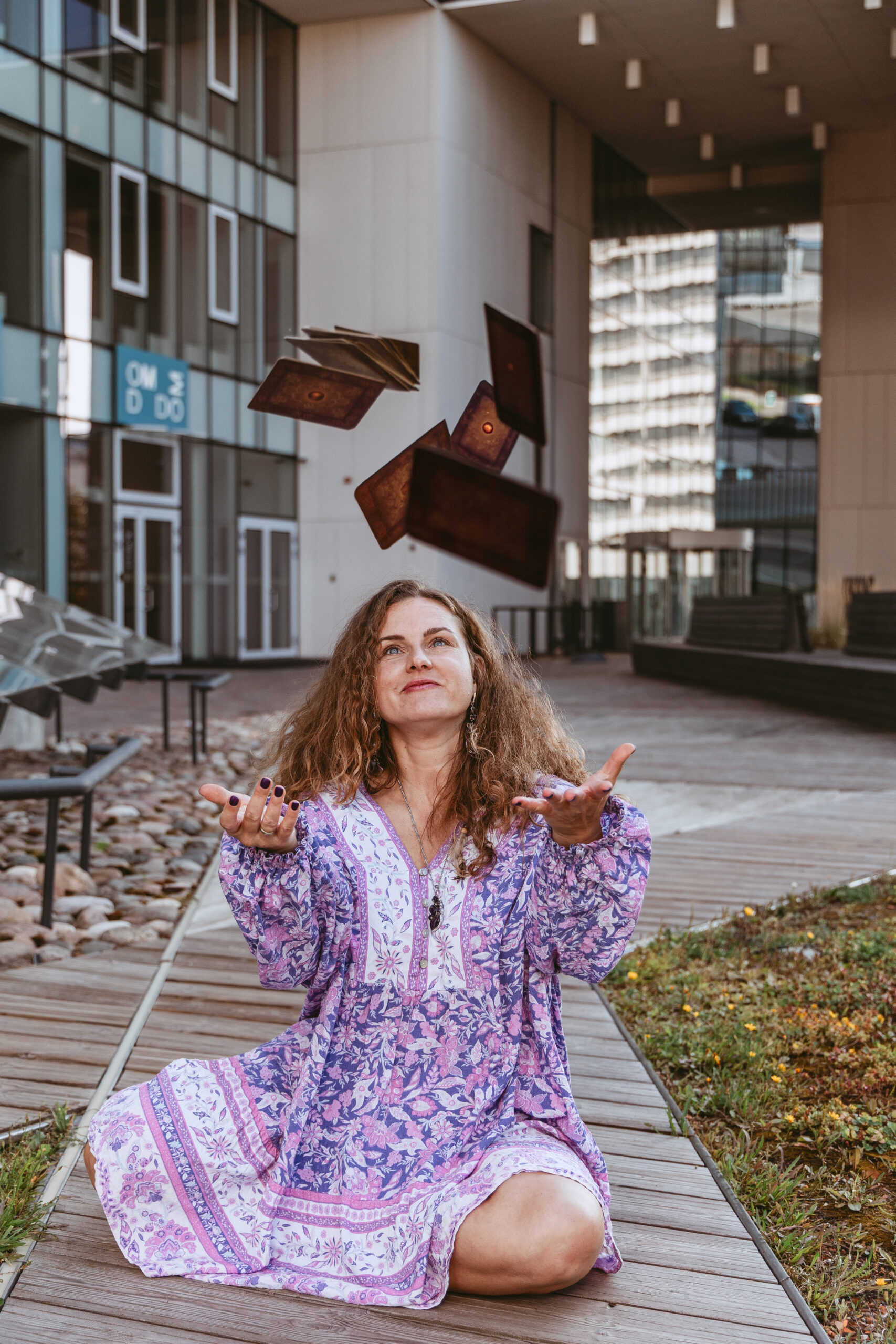 Moteris meta kortas į orą